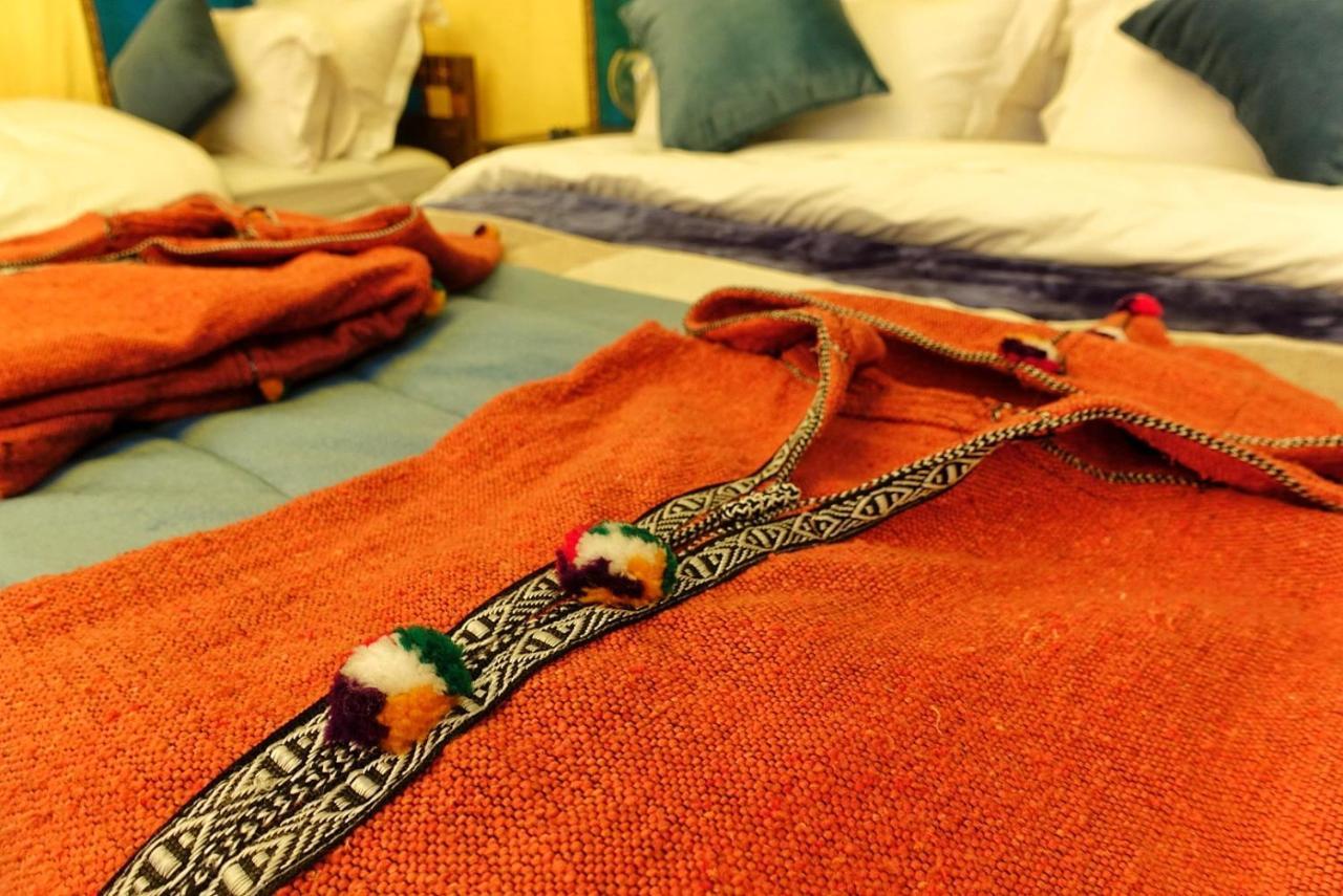 Sahara Majestic Luxury Camp Hotel Merzuga Kültér fotó A Moroccan bathrobe