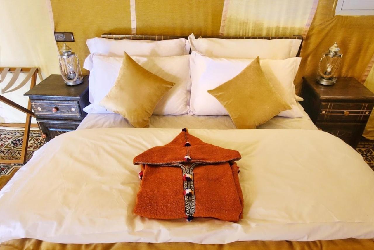 Sahara Majestic Luxury Camp Hotel Merzuga Kültér fotó A bathrobe on a bed