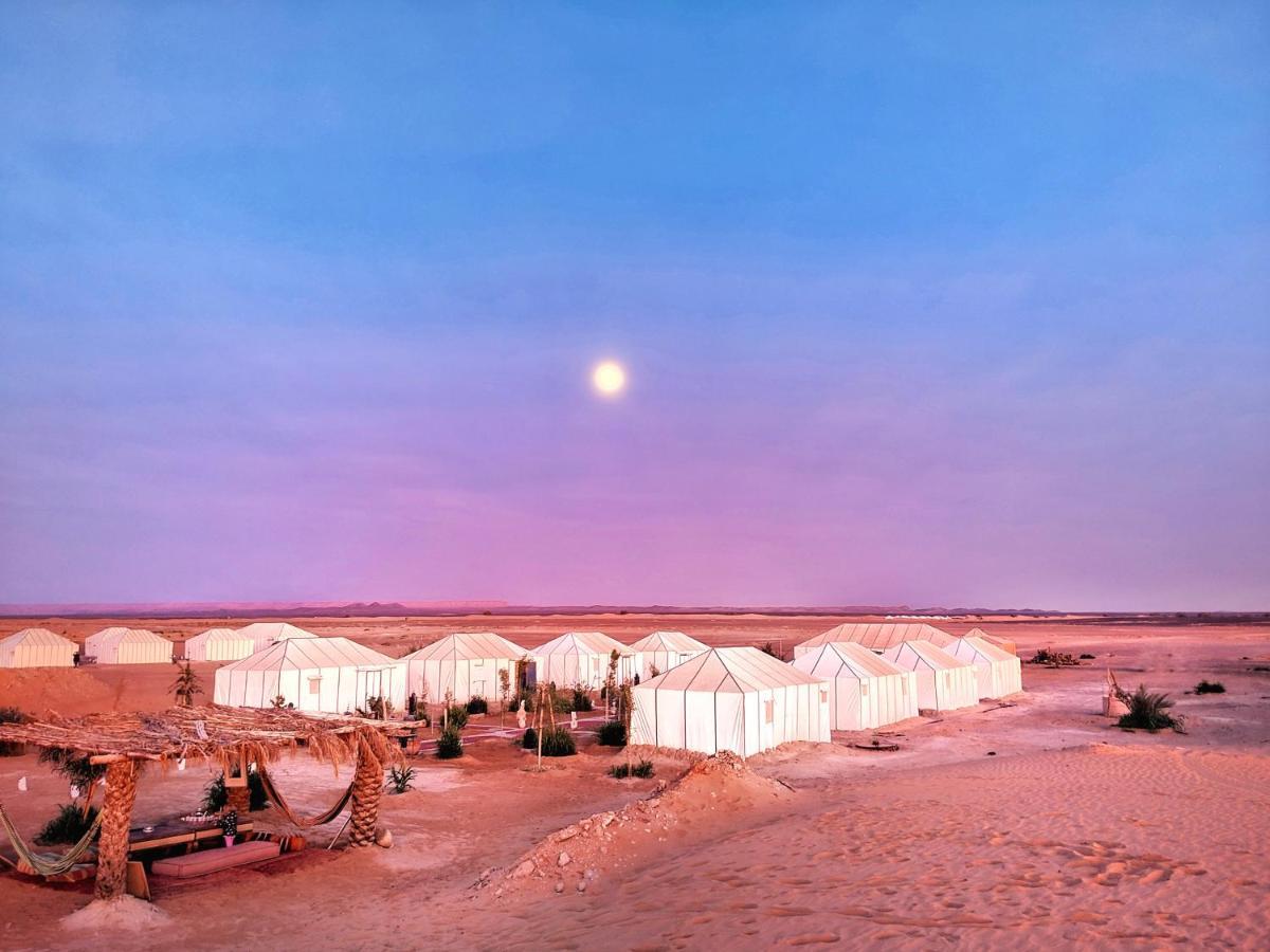 Sahara Majestic Luxury Camp Hotel Merzuga Kültér fotó A desert camp in the Sahara