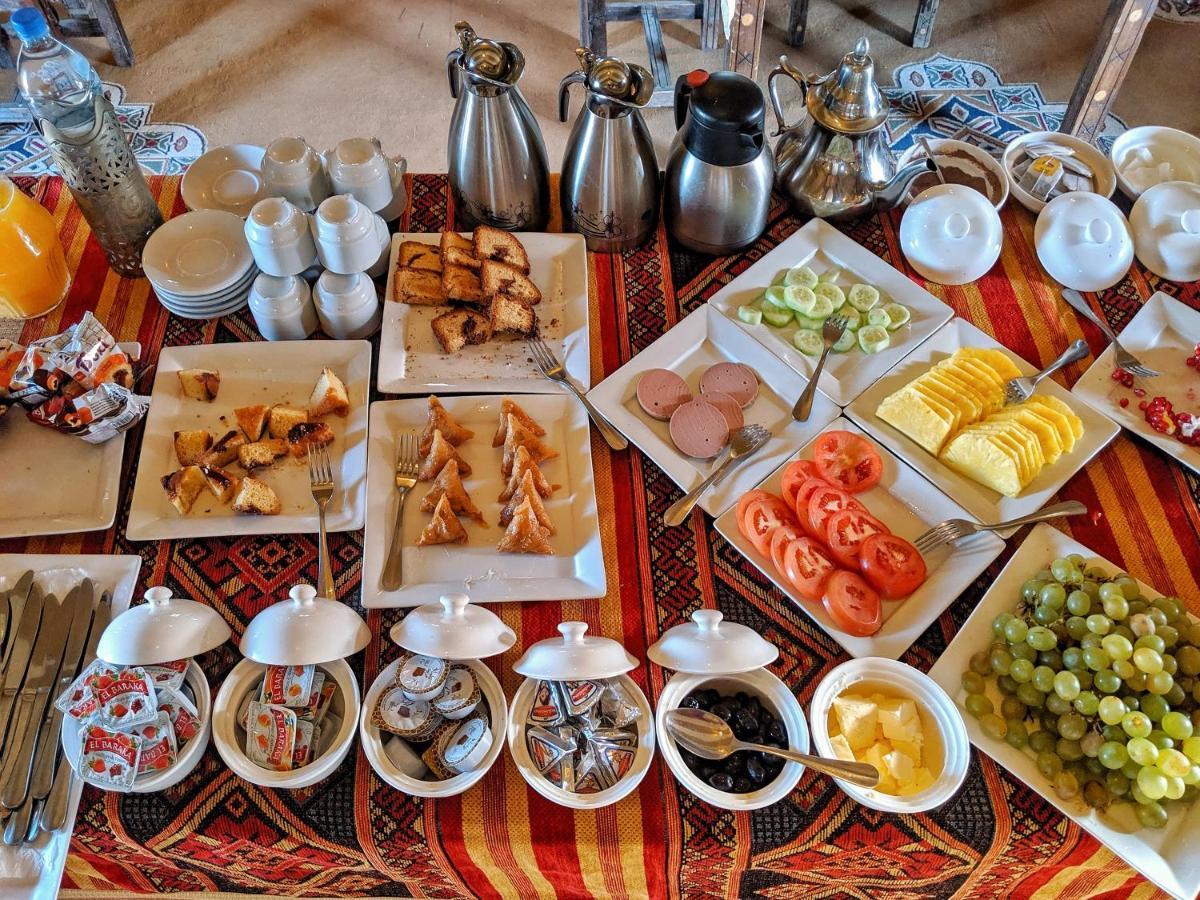 Sahara Majestic Luxury Camp Hotel Merzuga Kültér fotó A breakfast buffet